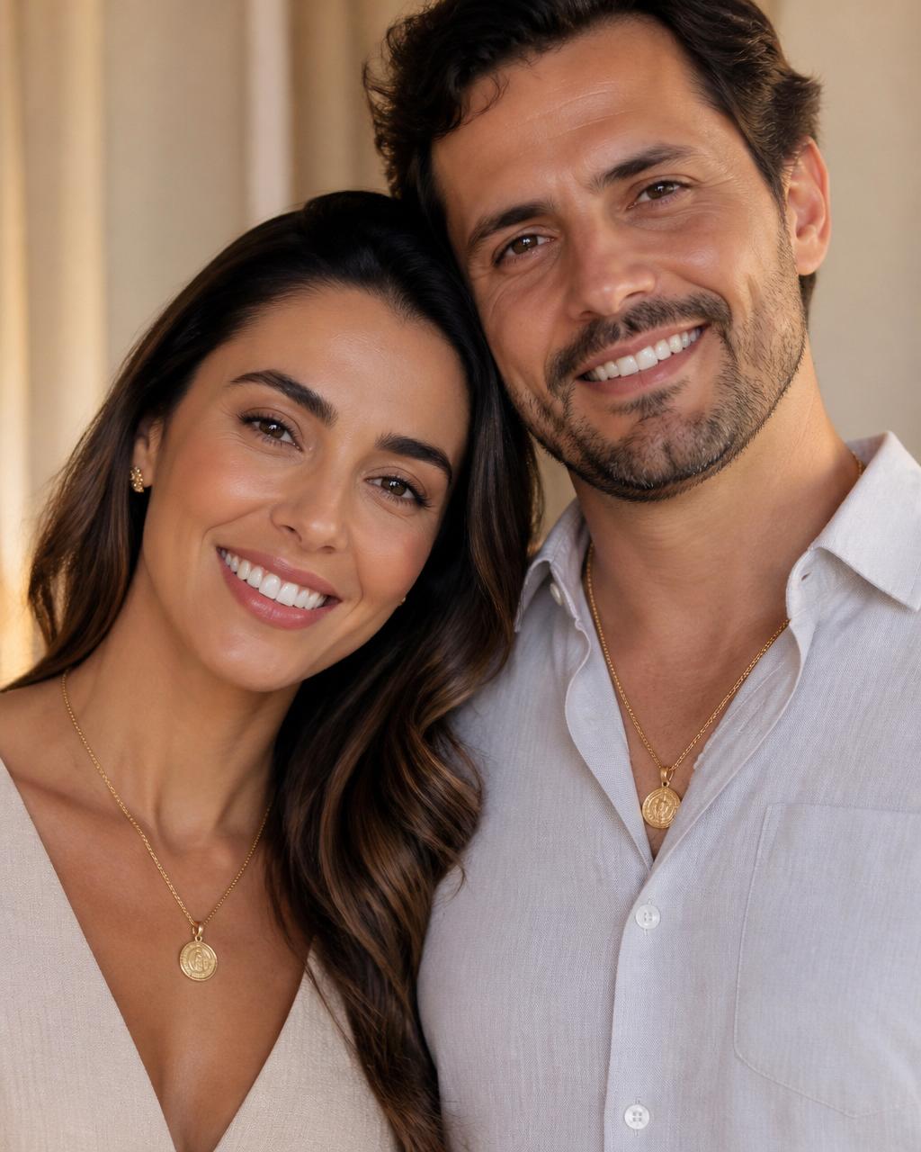 Maria e André usando o Colar de São Bento